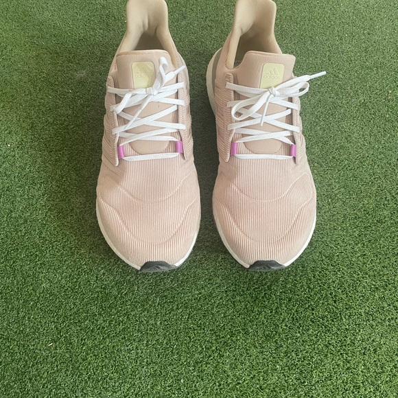 Adidas Ultraboost 22 - Picture 3 of 3